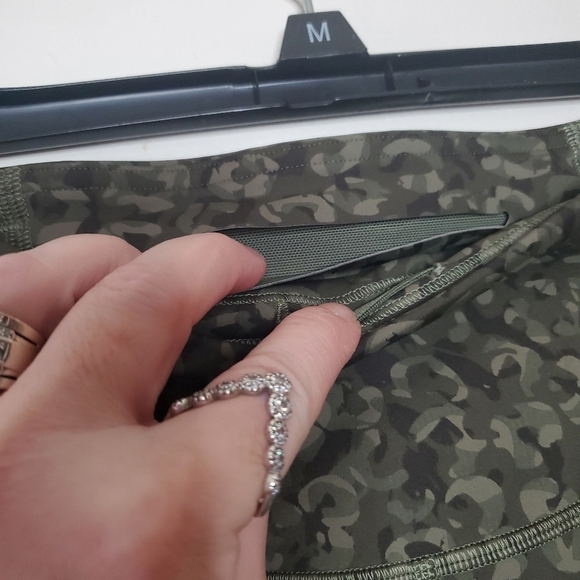 Lululemon Base Pase Highrise Running Tight Size 6 Intertwined Camo Medium Olive - Picture 8 of 16